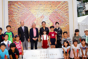 水谷豊＆伊藤蘭、神戸で“フェニックスモザイクアート”に大興奮 画像