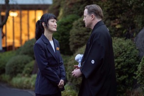 葬儀スタッフから宴会芸まで…ブレンダン・フレイザーらの多様な表情を切り取る『レンタル・ファミリー』本編映像＆場面写真 画像