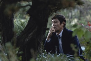 切羽詰まったイ・ビョンホン“マンス”、慌てふためく本編映像『しあわせな選択』 画像
