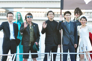 小栗旬＆三浦春馬、松本零士デザインの船に海賊旗を掲げ東京湾をクルーズ！ 画像