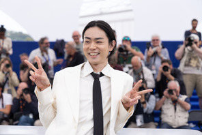 菅田将暉「ミラクルな初体験」黒沢清監督『黒牢城』本木雅弘＆宮舘涼太と初のカンヌで喝采浴びる 画像