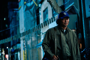 綾野剛、特殊メイクで“メンター”を怪演…静かな狂気の幕開け『mentor』場面写真 画像