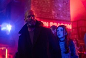 ジェイソン・ステイサム最新作『シェルター』ブロマイド、アクスタなど特典付きムビチケ発売決定！場面写真も 画像