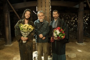 本木雅弘＆菅田将暉、一触即発の対峙シーン裏側も…『黒牢城』超ロングメイキング映像 画像
