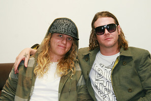 コディを力強く後押し？　『サーフズ・アップ』サントラに参加したダーティ・ヘッズ 画像