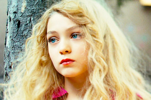 “フレンチロリータの新星”誕生！　カンヌを騒然とさせた『ヴィオレッタ』ビジュアル解禁 画像