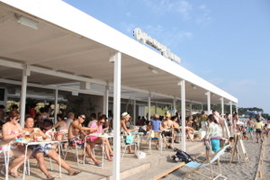 伝説のカフェ再現したビーチハウス「カフェドロペラメール」今年も葉山に出現 画像