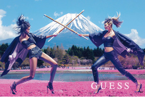 「GUESS」、ホリデービジュアルは富士山・茶会に人力車！　見事な“和洋折衷” 画像
