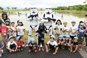 ストームトルーパー登場に園児も釘付け！ 『スター・ウォーズ』田植えがスタート 画像