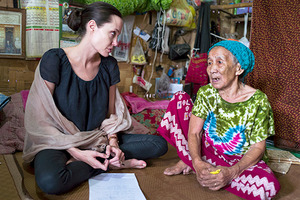 アンジェリーナ・ジョリー、ミャンマーの90歳の難民と対面 画像