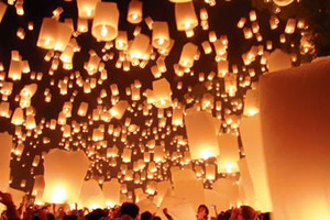 夜空を黄金に照らすタイの熱気球！2015年話題の世界の絶景ランキング 画像