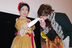 中村玉緒、ヴィクトリア女王の衣裳で勝新太郎との結婚生活に思いを馳せる 画像