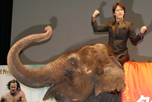 桐谷健太、ゾウに乗り雄叫び！　『ターザン：REBORN』ジャパンプレミア 画像