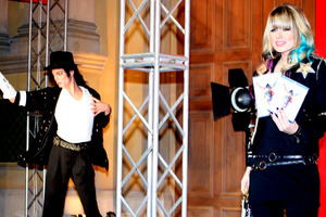 マイケル人形が生々しすぎて、横に立てない！　オリアンティ、亡きマイケルと幻の競演 画像