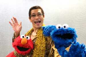 ピコ太郎、エルモ＆クッキーモンスターと共演！ 「PPAP」じゃなくて「CBCC」？ 画像