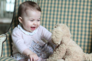 英王室シャーロット王女、2歳のお誕生日を前にグッズ販売へ 画像