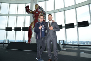 クリス・プラット、マーベル展を訪問！ 巨大アイアンマンに大興奮 画像