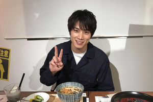 鈴木伸之、“隻眼カレー”を豪快に食らう！「東京喰種CAFE」に登場 画像