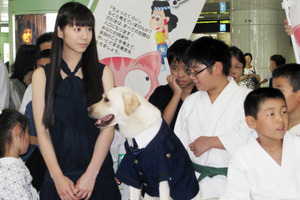 夏帆　新宿駅で非行防止キャンペーン　共演犬は大あくびのご愛嬌 画像