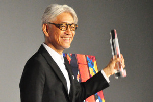 坂本龍一、SAMURAI賞の刀模したトロフィーを手に『戦メリ』撮影時の“悪行”を告白 画像
