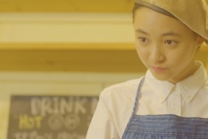 ミスセブンティーン宮野陽名、橋本裕太の最新MVに登場！ 可愛すぎるパン屋女子に 画像