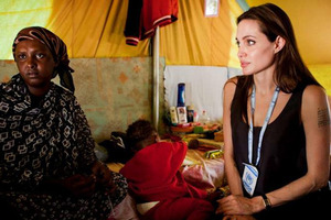 アンジー、UNHCR親善大使として、チュニジアとリビア国境の難民キャンプを訪問 画像