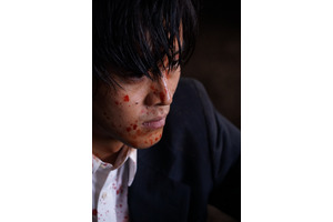 松坂桃李、血まみれでも色っぽい…『孤狼の血』場面写真公開！ 画像