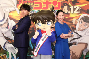 山崎育三郎、シンガポールの名探偵に！河北麻友子と英語セリフに挑戦『名探偵コナン』 画像