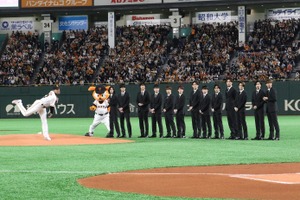 関口メンディー、“マウンドに王子が大渋滞”の始球式も記録伸びず「ごメンディー！」 画像