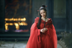 『ナイト・オブ・シャドー』妖怪役エレイン・チョン、着物モチーフのドレスを身にまとう 画像