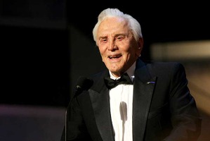 カーク・ダグラスが死去 享年103 息子のマイケル・ダグラスが追悼 画像