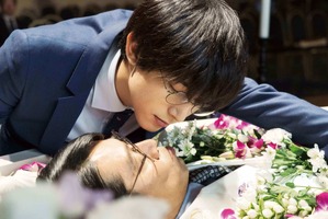 吉沢亮、堤真一にキス!?『一度死んでみた』場面写真公開 画像