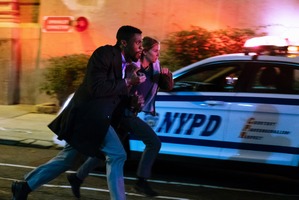 シエナ・ミラー、チャドウィック演じる“一匹狼”刑事と「絶妙な相棒に」『２１ブリッジ』 画像