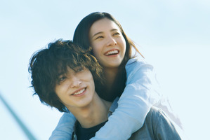 吉高由里子＆横浜流星が「せーのっ！」でジャンプ『きみの瞳が問いかけている』メイキング映像一部公開 画像