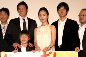 「これまでで、いちばん一生懸命やった！」井坂俊哉、中村ゆり、西島秀俊、藤井隆、井筒和幸監督、李鳳宇プロデューサー『パッチギ！ LOVE&PEACE』完成披露試写会舞台挨拶 画像