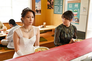 広瀬アリス、ウエディングドレスでラーメン屋!? 秘書たちの華麗なファッション『七人の秘書 THE MOVIE』 画像