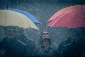雨に打たれ恍惚の表情浮かべる…『ジョーカー：フォリ・ア・ドゥ』新場面写真 画像