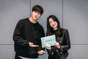 『ザ・グローリー』女優イム・ジヨンが年下俳優と恋に…？11月開始の新時代劇、台本読み現場を公開！ 画像