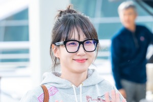 女優パク・ウンビン、黒縁メガネをかけても可愛いすぎる！“癒される笑顔”【独占写真】 画像