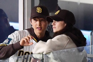 “16万超えの高級ベビーカー”で話題の俳優ソン・ジュンギ、一男一女のパパに！「お姫様が元気に産まれた」 画像