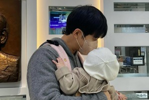 イ・スンギが公開した“パパ抱っこ”姿。新譜に映画、育児で大忙し！「頑張ってください」【PHOTO】 画像