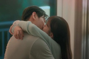 熱愛も間近!? チュ・ジフン、チョン・ユミが『愛は一本橋で』で魅せる大人の再会ロマンスがたまらない！ 画像