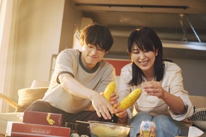 松たか子&松村北斗の温かい日常とキュンシーン『ファーストキス』場面写真一挙公開 画像