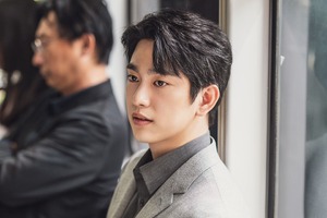 GOT7・ジニョン、“理系エリート”らしい姿に釘付け…除隊後初の新ドラマのスチールカットを公開！ 画像