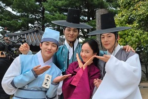 『チェックイン漢陽』女優キム・ミンジョン、20代に囲まれても“違和感ゼロ”の童顔ぶり【PHOTO】 画像