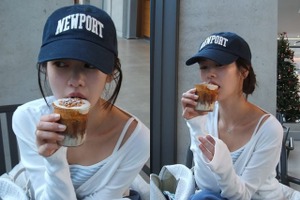 『となりのMr.パーフェクト』女優チョン・ソミン、華奢すぎるスタイルに目が釘付け！“のんびりカフェタイム”【PHOTO】 画像