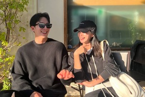 “素敵な夫婦” 女優ハン・イェスル、10歳年下の夫と幸せなひととき「今年も君と」【PHOTO】 画像