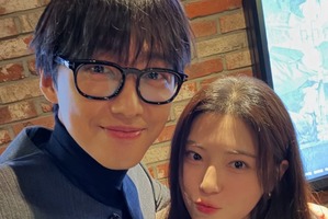 「別人かと思った」ナムグン・ミンが24歳女優とのツーショットで放った“若々しいさ”【PHOTO】 画像