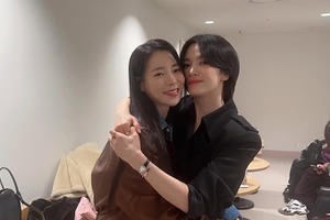 『ザ・グローリー』の女優たちが久々に再会！抱き合った姿に“ほっこり”【PHOTO】 画像