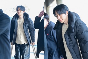 2PMジュノ、松葉杖をついて出国。日本ファンコン開催のため【独占写真】 画像